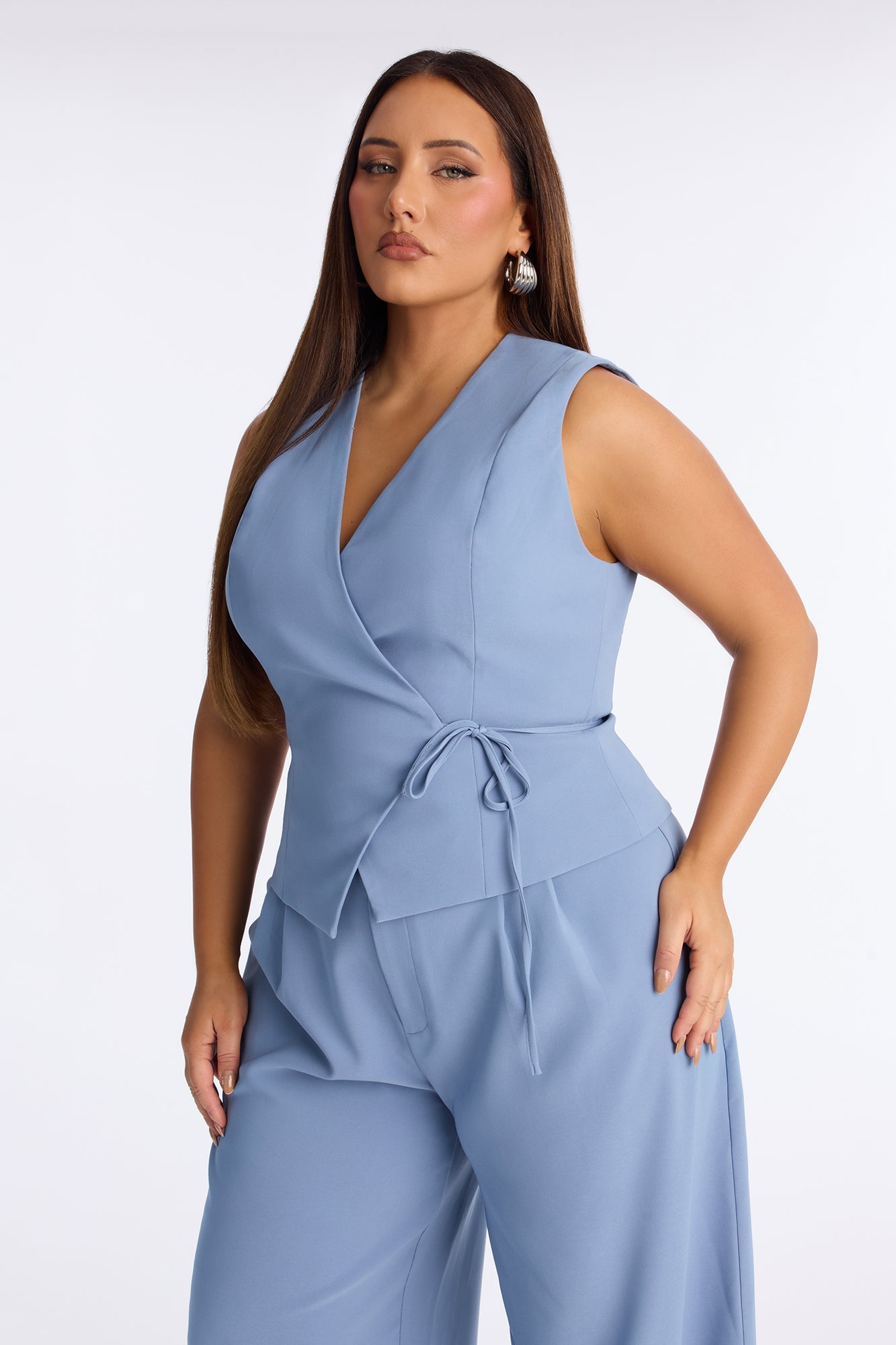 Mono azul con pierna ancha, lazo delantero