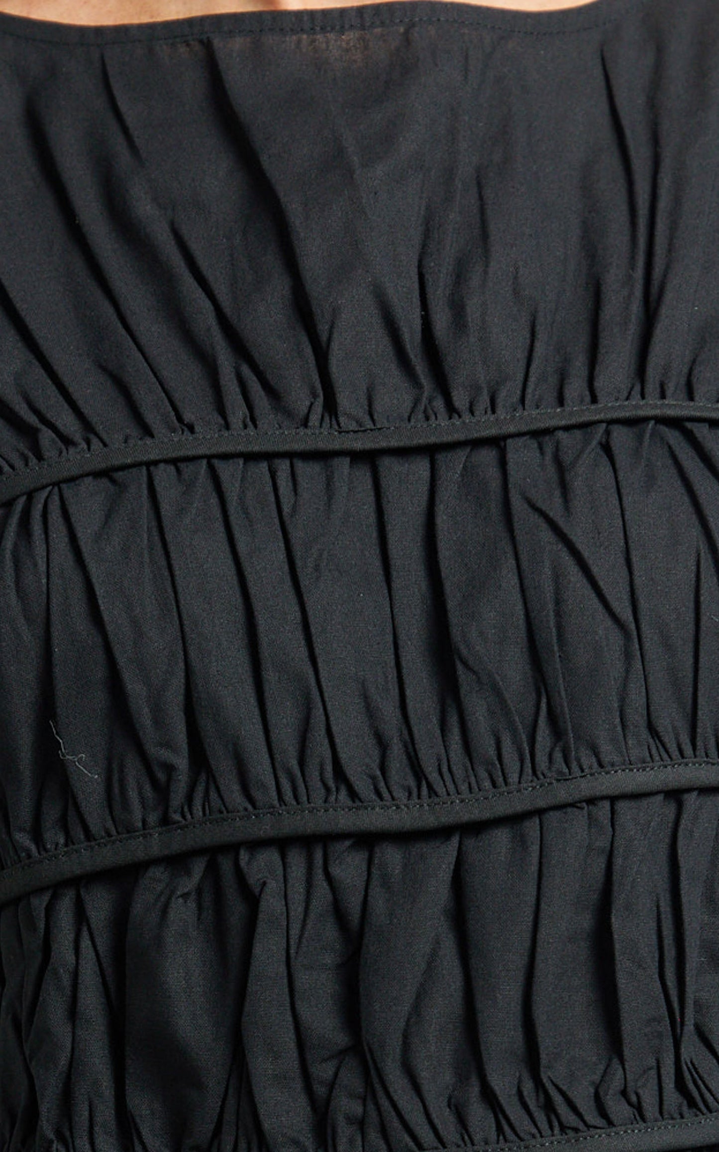 Conjunto de dos piezas: top con detalle fruncido y pantalones cortos en color negro.