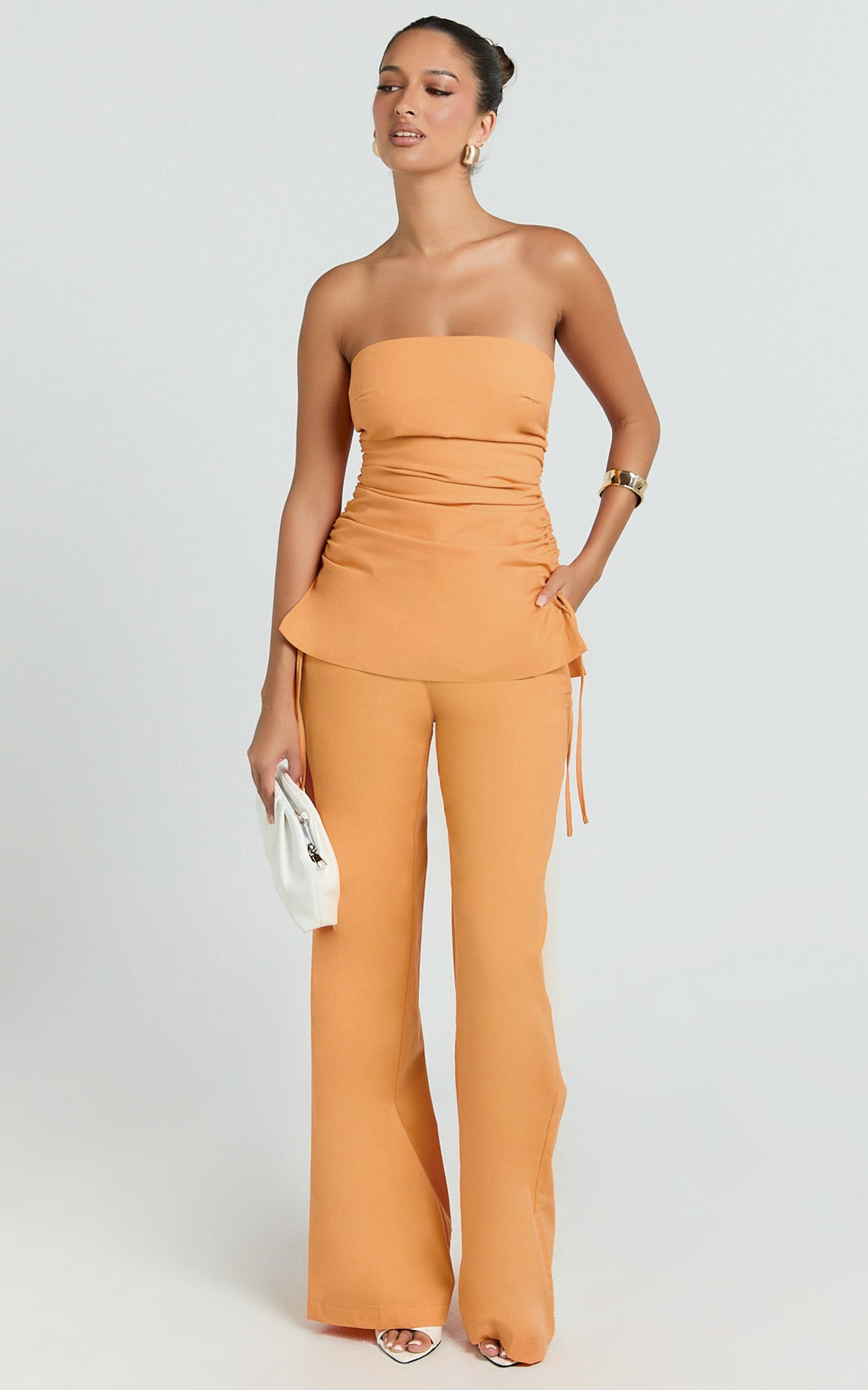 Conjunto de dos piezas: top sin tirantes y pantalones en color sorbete