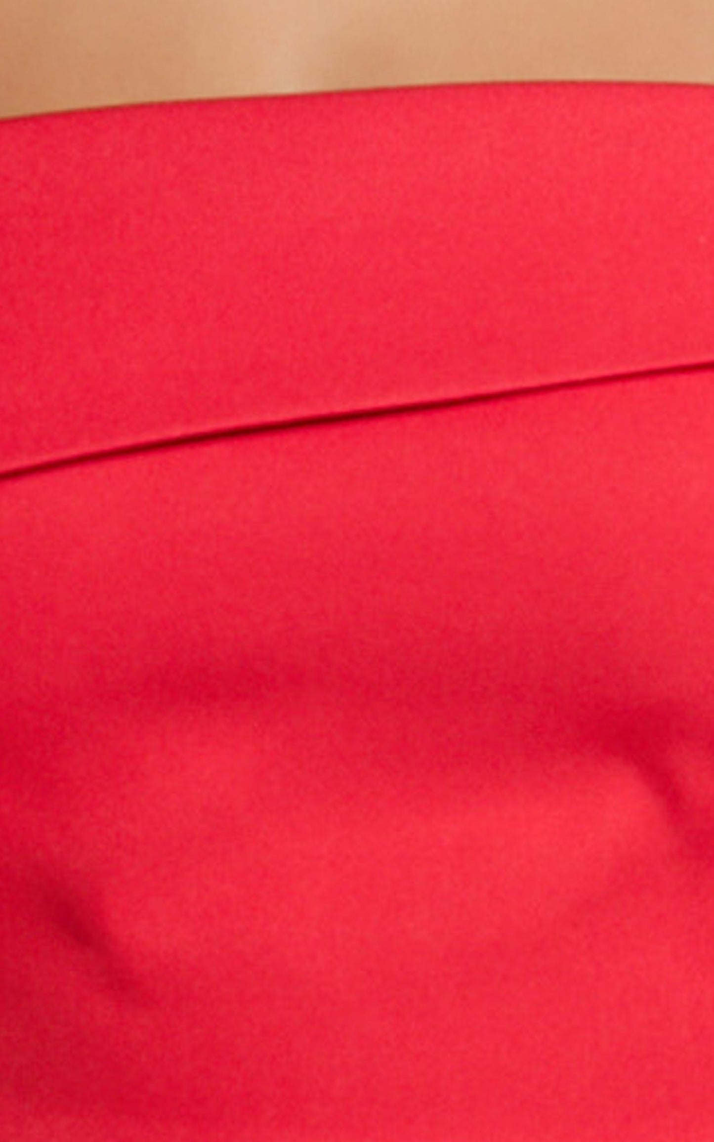 Conjunto de dos piezas: top con detalle de lazo en los hombros y pantalón entallado en color rojo.