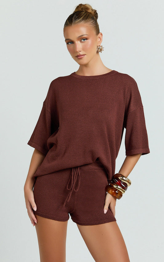 Conjunto de camiseta y pantalón corto de punto en color chocolate