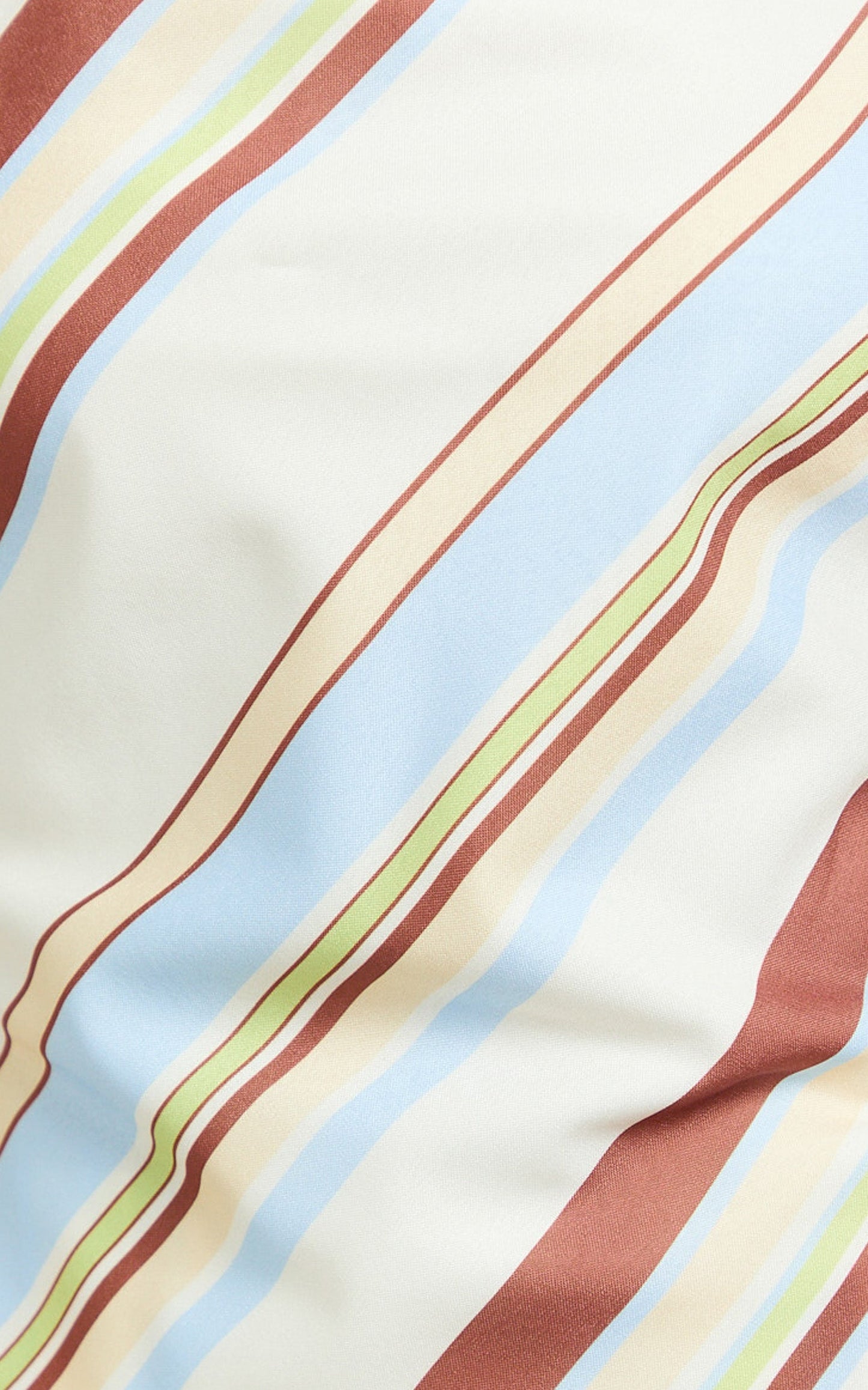 Conjunto de dos piezas: top con estampado de rayas y pantalones cortos entallados en color chocolate con rayas.