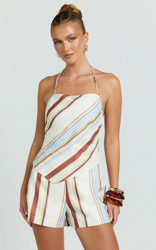 Conjunto de dos piezas: top con estampado de rayas y pantalones cortos entallados en color chocolate con rayas.